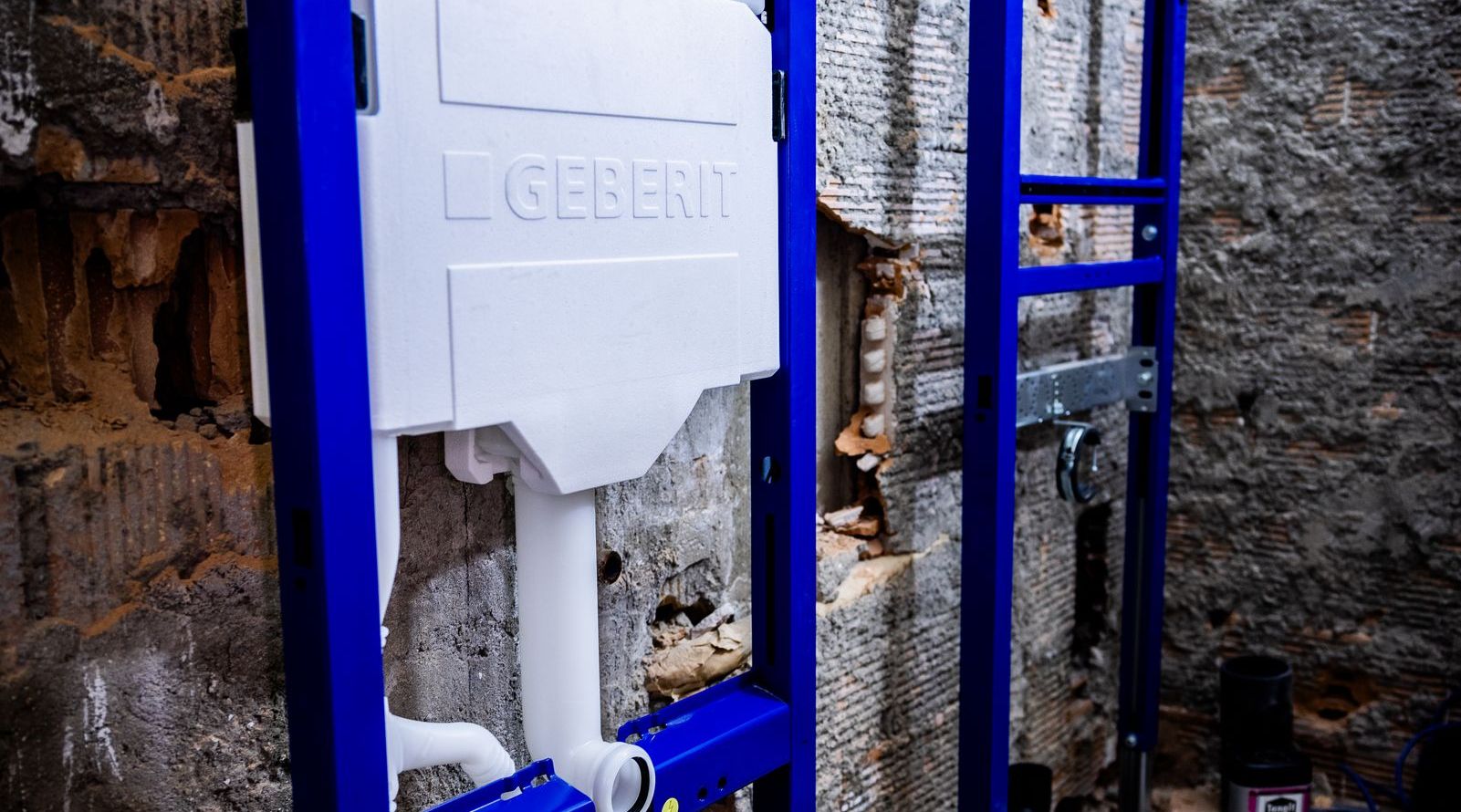 Bâti-support de WC installé pendant une rénovation de salle de bains